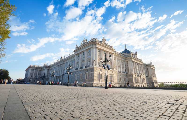 Madrid: Royal Palace Guided Tour with Skip-the-Line Entry - The guide makes the difference