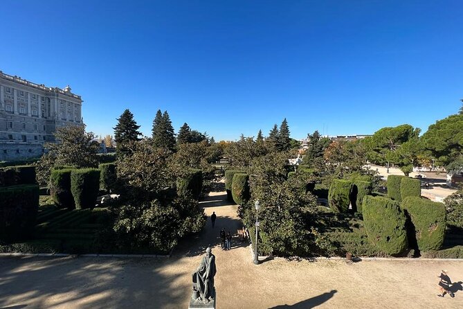 Madrid: Royal Palace Guided Tour with Skip the Line Ticket - Group size, pacing, and the small-room problem