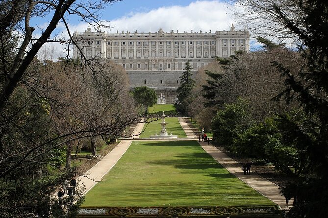 Madrid: Royal Palace Guided Tour with Skip the Line Ticket - Entering the palace with skip-the-line admission
