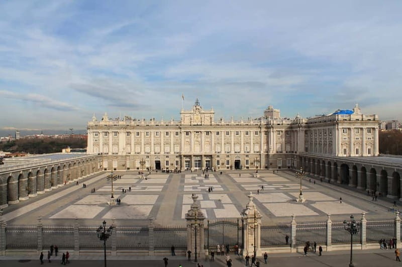 Madrid: Royal Palace Private Tour with Tickets - Using the local guides entrance