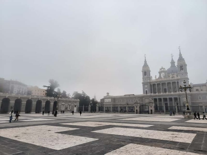 Madrid: Royal Palace Private Tour with Tickets - What the guide adds to the experience