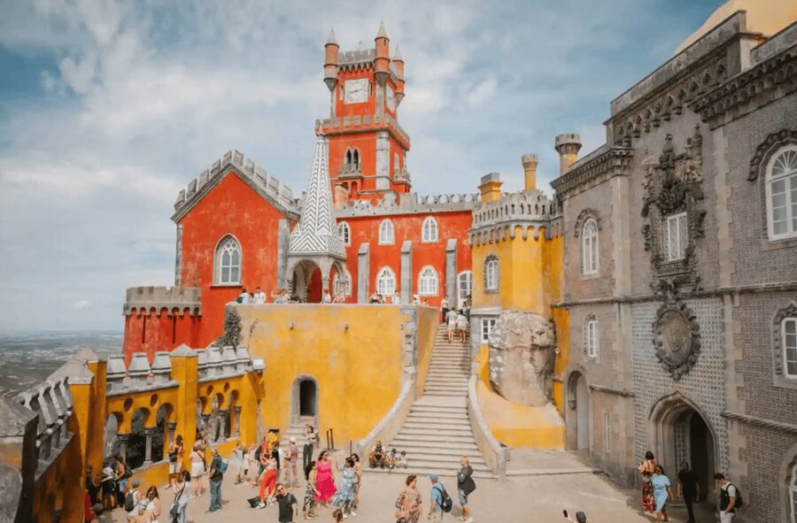 Magical Day Trip: Pena Palace, Sintra, CaboDa Roca & Cascais - Sintra Centre: a useful pause between monuments