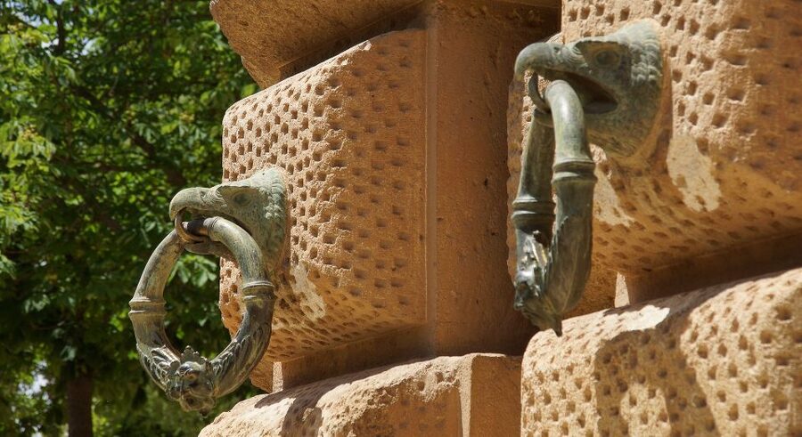 Malaga: Granada Day Trip with Alhambra, Palaces and Gardens - Who should book this Alhambra day trip?
