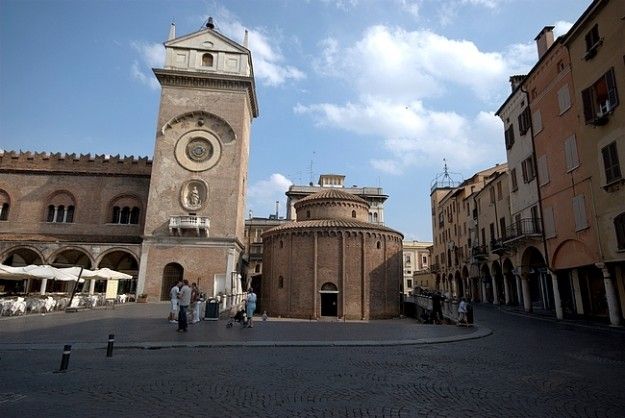 Mantova City Center and Ducal Palace: 3-Hour Guided Tour - Mantova’s squares, churches, and daily life