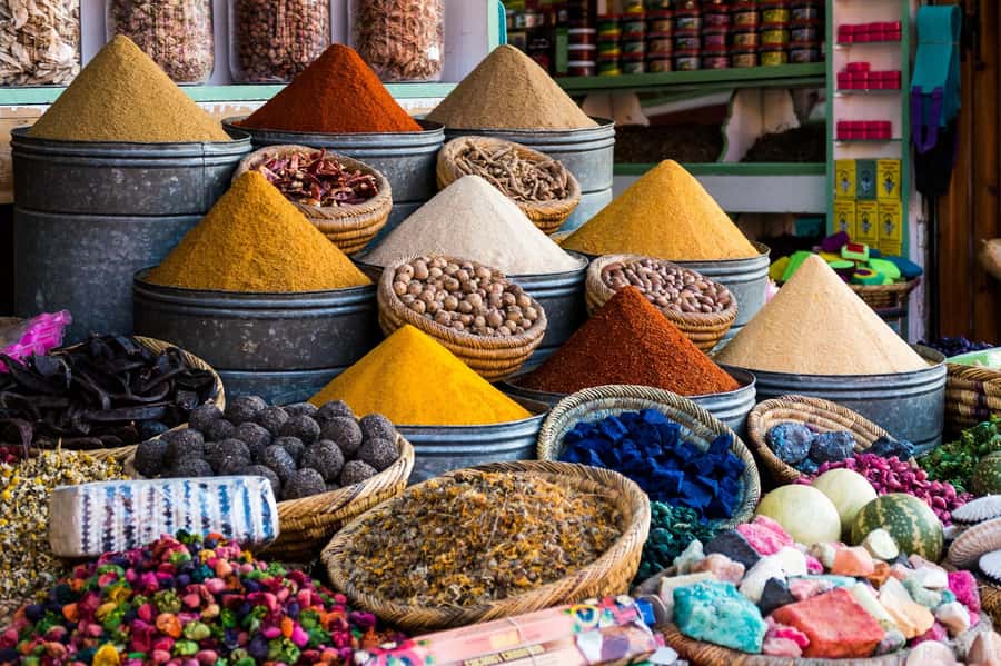 Marrakech: Bahia Palace, Saadian Tombs & Medina Guided Tour - The Kasbah and Bab Agnaou, royal power in stone
