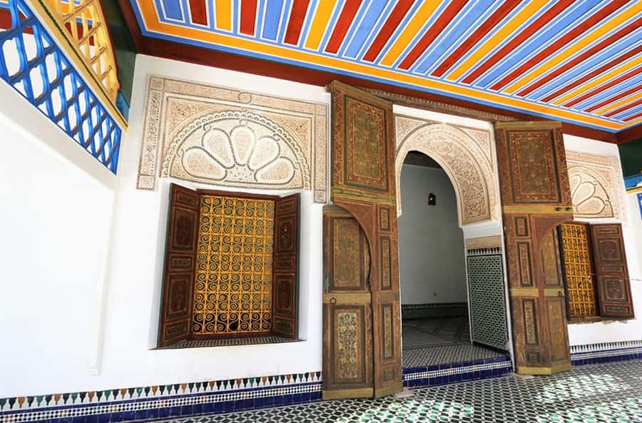Marrakech: Bahia Palace, Saadian Tombs & Medina Walking Tour - The Kasbah and Bab Agnaou show royal Marrakech