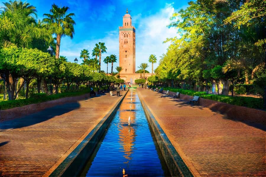 Marrakech: Bahia Palace, Saadian Tombs & Medina Walking Tour - What the guides add to the experience