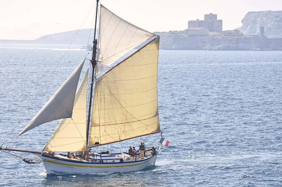 Marseille: Château d'If and Frioul Calanques Sailing Cruise - Leaving Les Barquettes for the Frioul archipelago