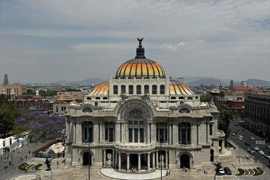 Mexico City: Exclusive Tour of Palacio de Bellas Artes - Starting at the palace entrance