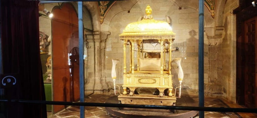 Mysore: Palace, Art Gallery & Devaraja Market Walking Tour - The guides can make or break the experience