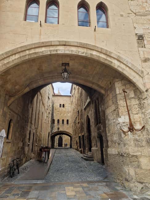 Narbonne: visit the Archbishops' Palace and Cathedral - Crossing the cloister beneath the gargoyles