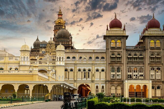 Old Bangalore Historical Walk thro Palace, Temples, Fort & Market - KR Market: Bangalore at full volume