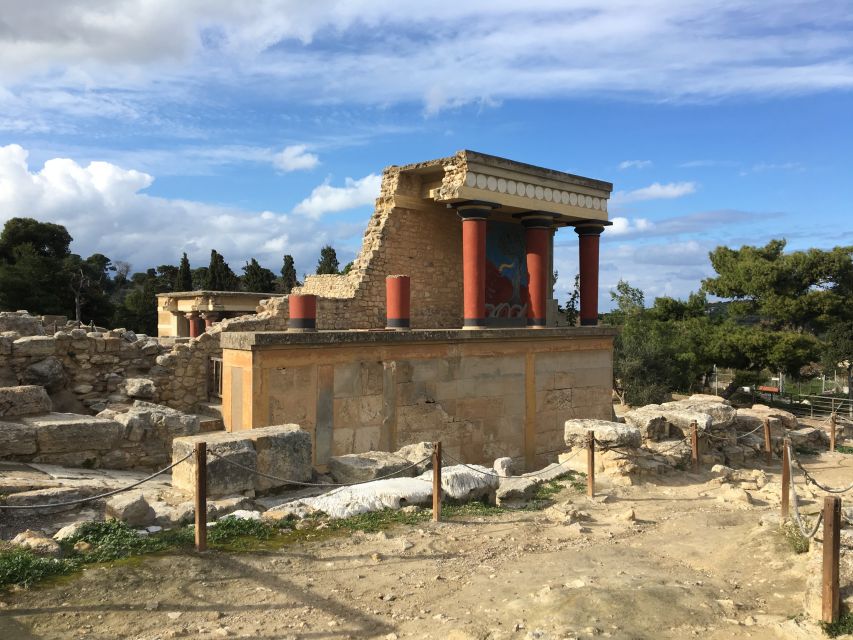 Palace of Knossos Small Group Tour - Walking through the palace in 1.5 hours