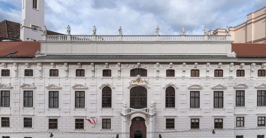 Palais Lobkowitz Audio Guide Tour - Entering a Viennese city palace