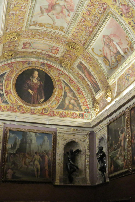 Palazzo Vecchio Secret Passages Tour & Lunch or "Gelato" - Duke Gualtieri’s narrow historic stairway