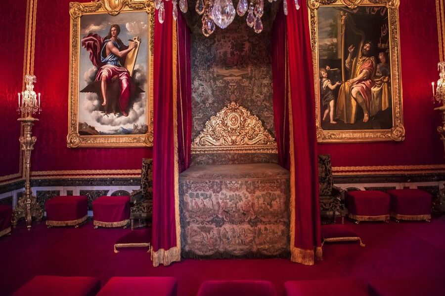 Paris: Palace of Versailles Private Tour with Transportation - The Hall of Mirrors and the royal apartments