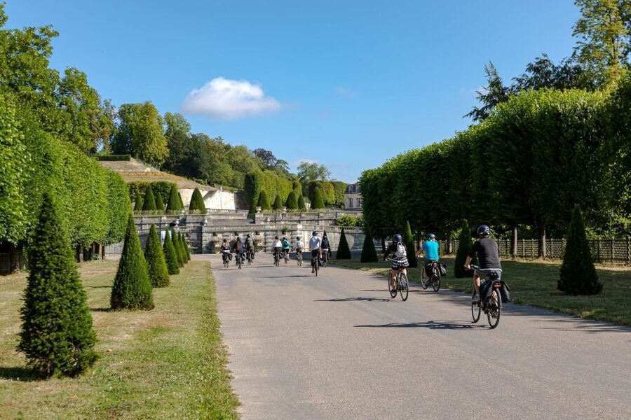 Paris: Versailles Palace and Queen Hamlet E-Bike Tour - Entering the Palace of Versailles and Hall of Mirrors