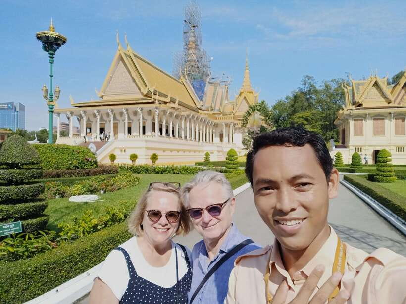 Phnom Penh: Royal Palace, S21, Killing Fields & More Tour - Markets, parks, and Cambodia’s modern symbols