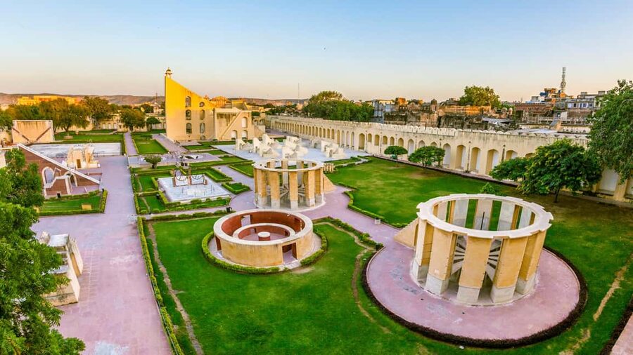 Private Jaipur Tour: City Palace, Jantar, Hawa & Jal Mahal - Hawa Mahal and Jaipur’s famous pink screen