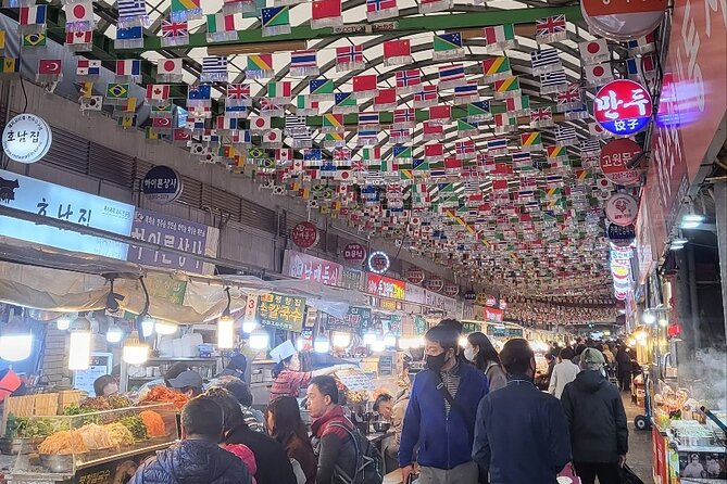 Private Seoul City Tour Palace, village, temple, market - Jogyesa Temple begins the day quietly