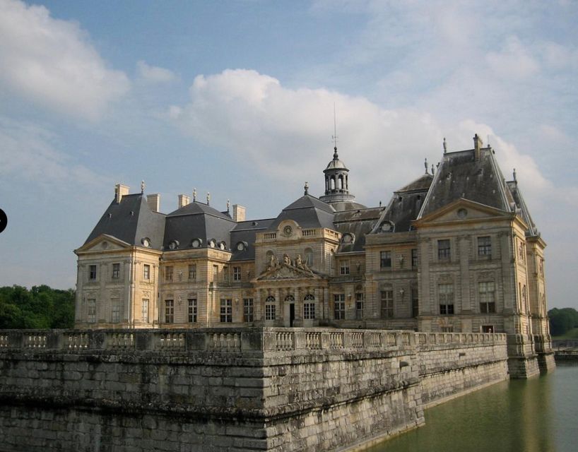 Private tour: Chateaux de Vaux le Vicomte & Fontainebleau - Lunch in Fontainebleau keeps the middle of the day flexible