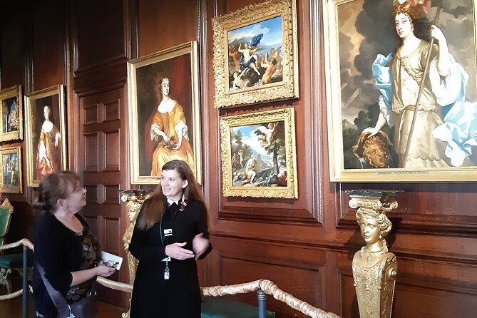 Private tour with an accredited expert guide Hampton Court Palace - Entering through the Tudor Gatehouse