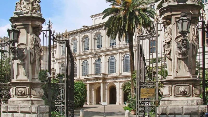 Rome: Palazzo Barberini Guided Tour - Meeting your guide in the courtyard