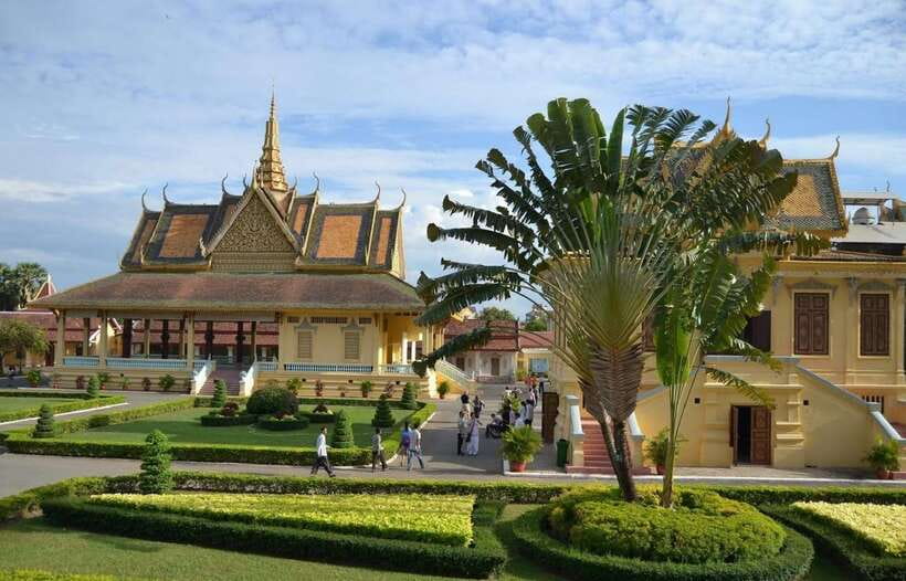 Royal Palace, National Museum & Wat Phnom with Private tour - Wat Phnom and the 27-meter city landmark
