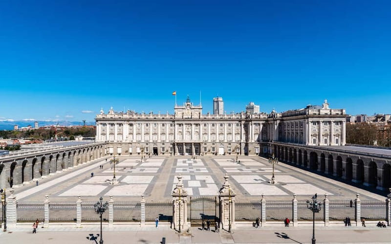 Royal Palace of Madrid: Private tour with entrance included - Campo del Moro and the final walk
