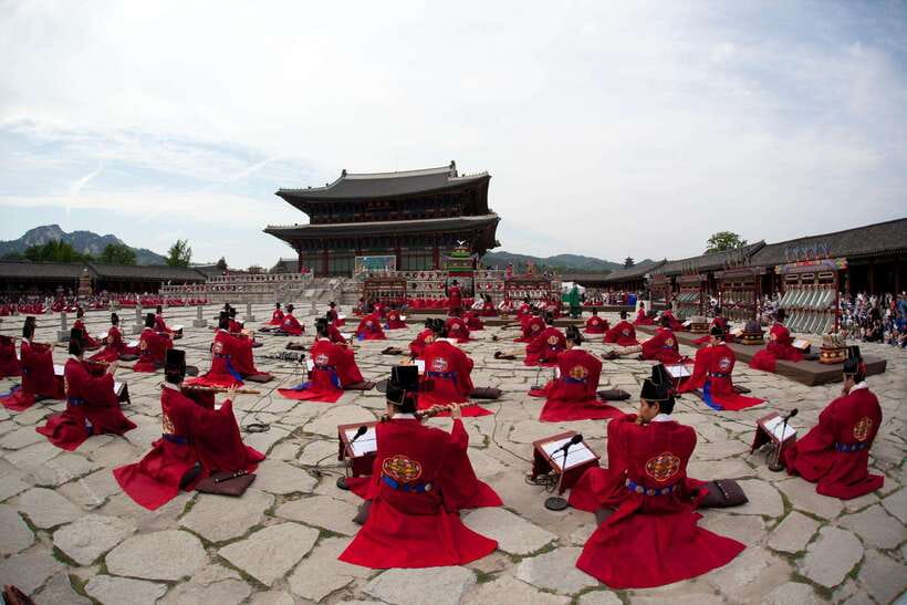 Seoul: Full-Day Royal Palaces Private Tour - Gyeongbokgung and the royal guard ceremony