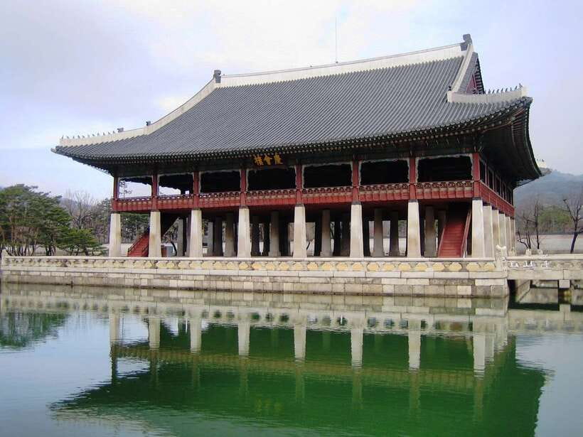 Seoul: Full-Day Royal Palaces Private Tour - Insadong’s antiques, tea houses, and craft shops