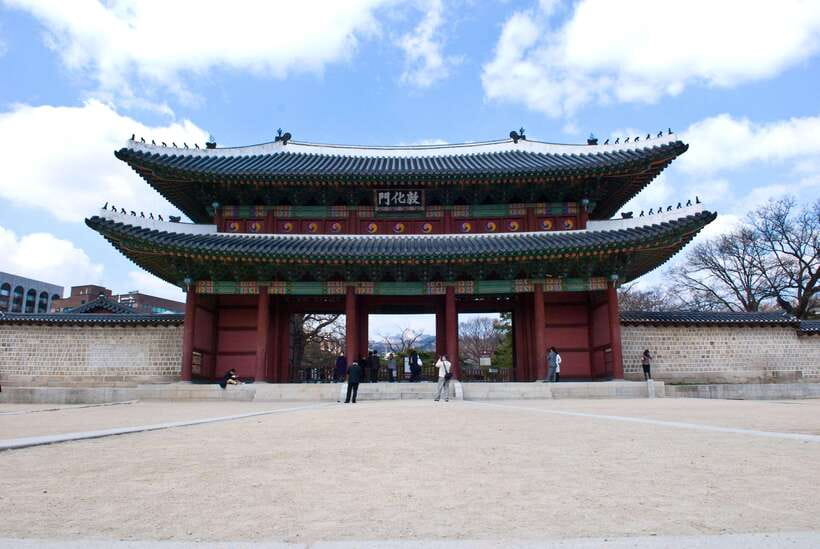 Seoul: Full-Day Royal Palaces Private Tour - Namsangol Hanok Village between modern buildings