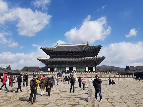 Seoul: Gyeongbok Palace, Bukchon Village, and Gwangjang Tour - The ginseng museum: cultural lesson with a sales pitch