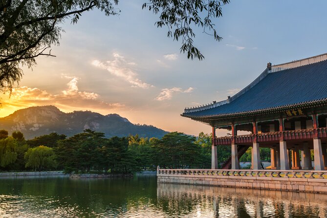 Seoul: Gyeongbokgung Palace Half Day Tour - The main gate and first palace views
