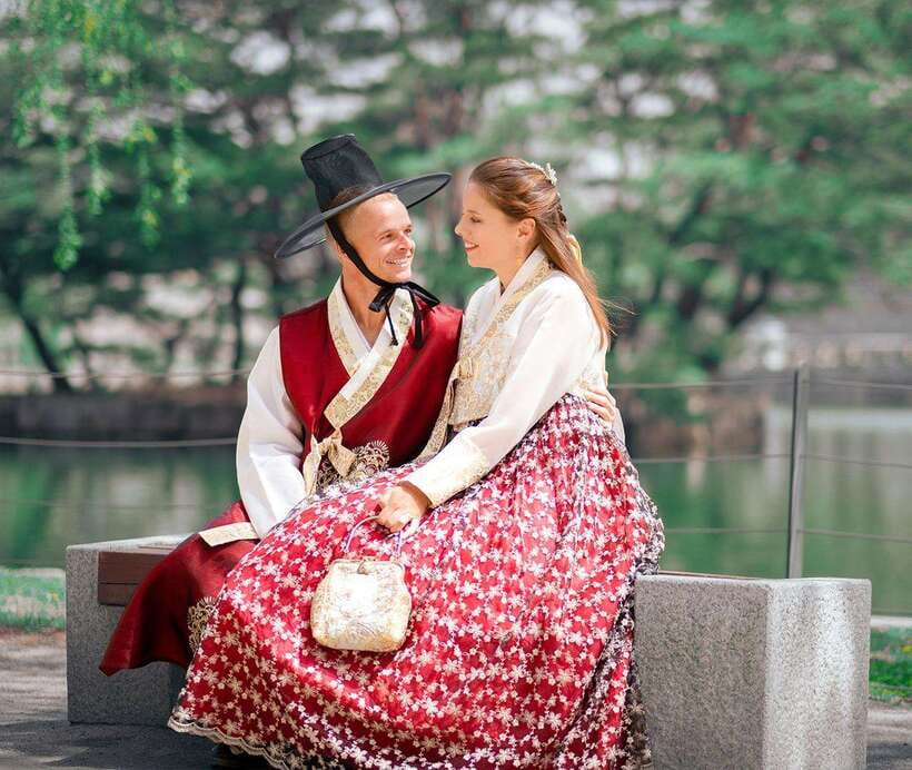 Seoul: Hanbok Rental with Gyeongbokgung Palace Entry - Dressing up, with optional hair and accessories