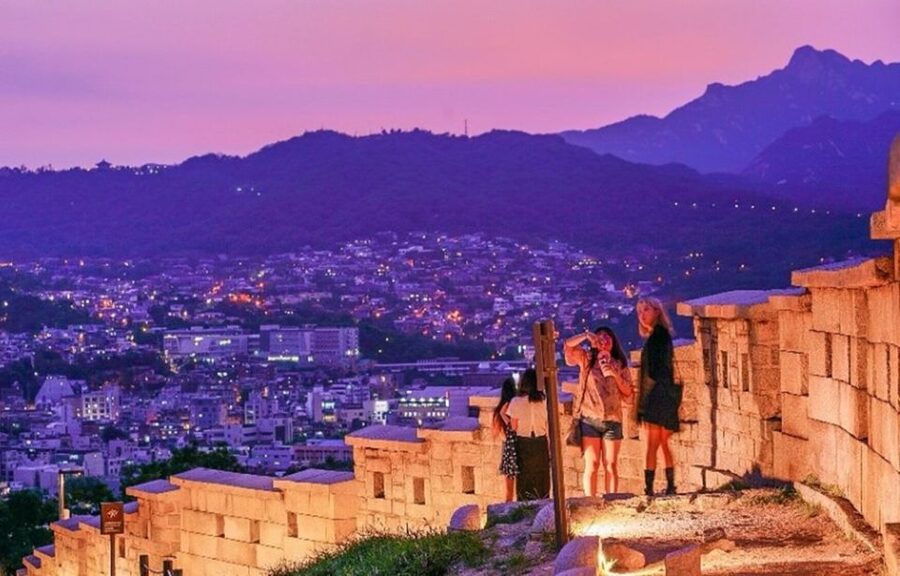 Seoul: Nighttime Tour of Palace, Market, Naksan Park & More - Changgyeonggung Palace under the evening lights