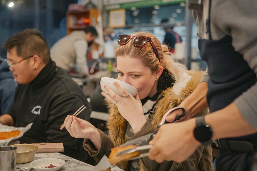 Seoul: Palace, Temple and Market Guided Foodie Tour at Night - The guides are the tour’s biggest asset