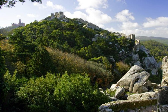 Sintra & Cascais Day Tour with Pena Palace Entry and Gardens Walk - Guide quality and group experience