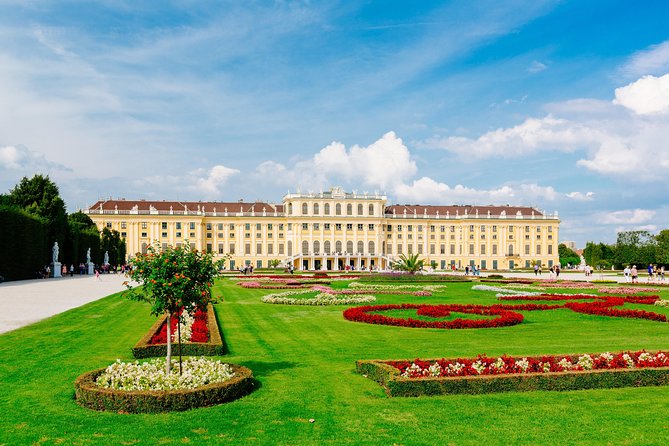 Skip-the-Line Schonbrunn Palace Guided Tour and Vienna Historical City Tour - The gardens, coffee, and the 40-minute decision