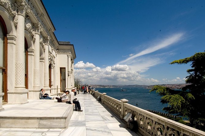 Small-Group Topkapi Palace and Harem Tour with Tickets - Entering the palace and crossing its courtyards