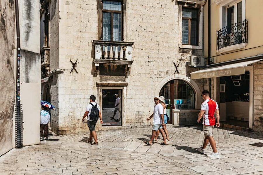 Split: Diocletian Palace & Old Town Guided Walking Tour - The Peristyle courtyard and the imperial center