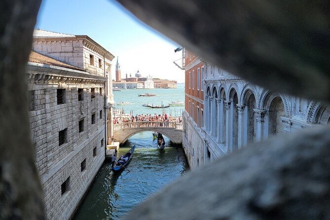 St Mark's, Doge's Palace, with Murano and Burano & Gondola Ride - Lunch is your one real pause
