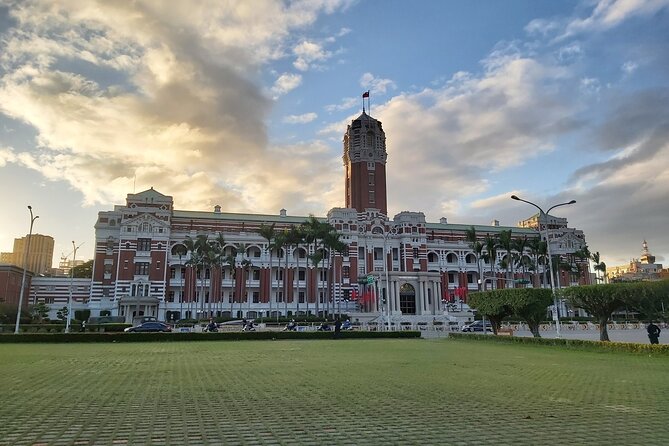 Taipei City Morning Tour with National Palace Museum entry - Longshan Temple and Taipei’s living faith
