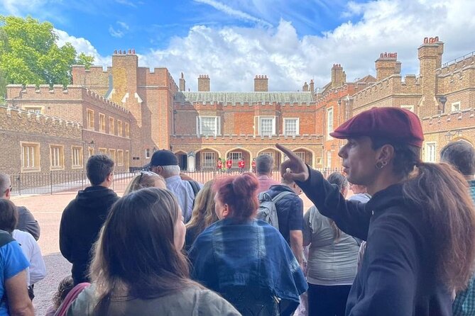 The Changing of the Guard Tour and Buckingham Palace - Meeting at Green Park and getting started