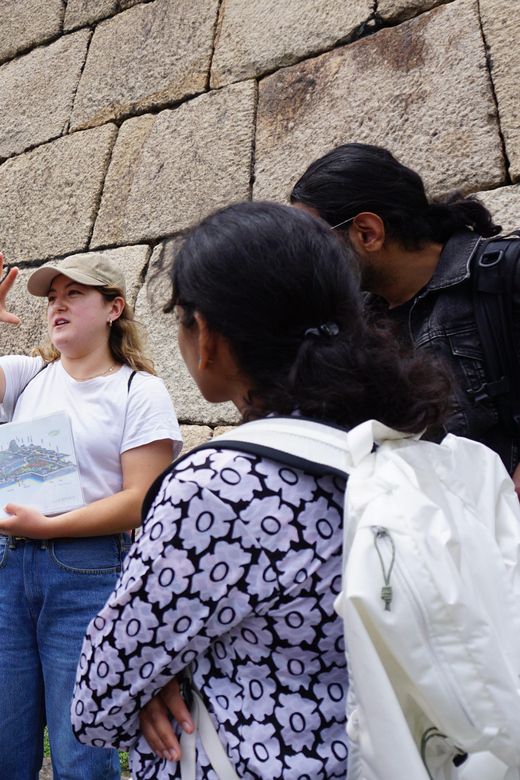 Tokyo: Imperial Palace Japanese History Walking Tour - How the guides shape the experience