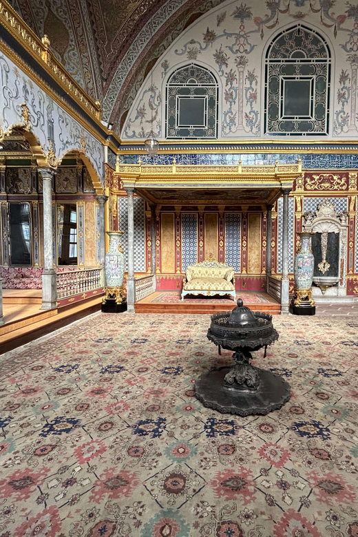 Topkapi Palace and Harem Skip-the-Line-Tickets & Audio Guide - The First Courtyards and Ottoman royal setting