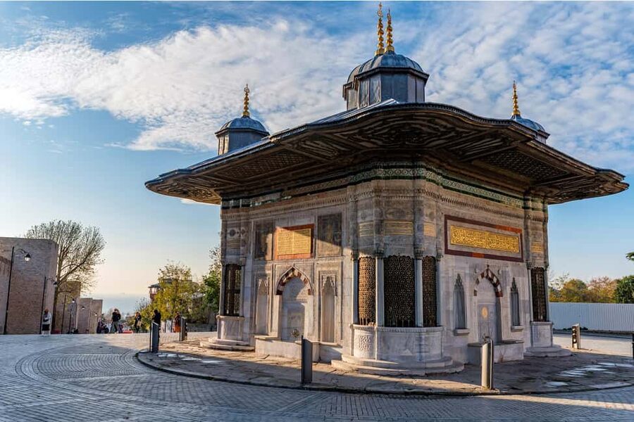 Topkapi Palace and Harem Skip-the-Line-Tickets & Audio Guide - Meeting the host near Topkapi’s main gate