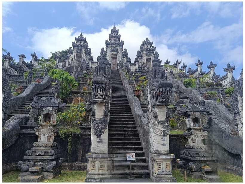 Ubud: Heaven Gate Lempuyang, Water Palace & Waterfall Tour - Lunch at a local restaurant