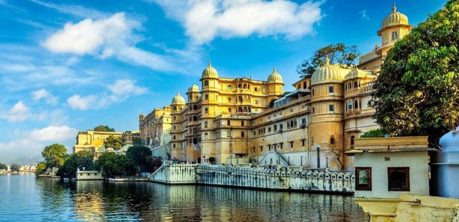 Udaipur: City Palace Museum Tour and Lake Pichola Boat Tour - Jagdish Temple and living worship