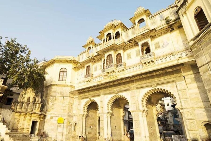 Udaipur: City Palace Museum Tour and Lake Pichola Boat Tour - Three hours inside Udaipur City Palace